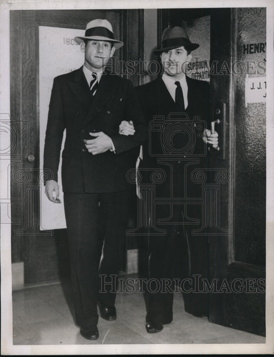 1955 Press Photo Layne E. Pitts on his way to jail with Samuel Marks - nef53061