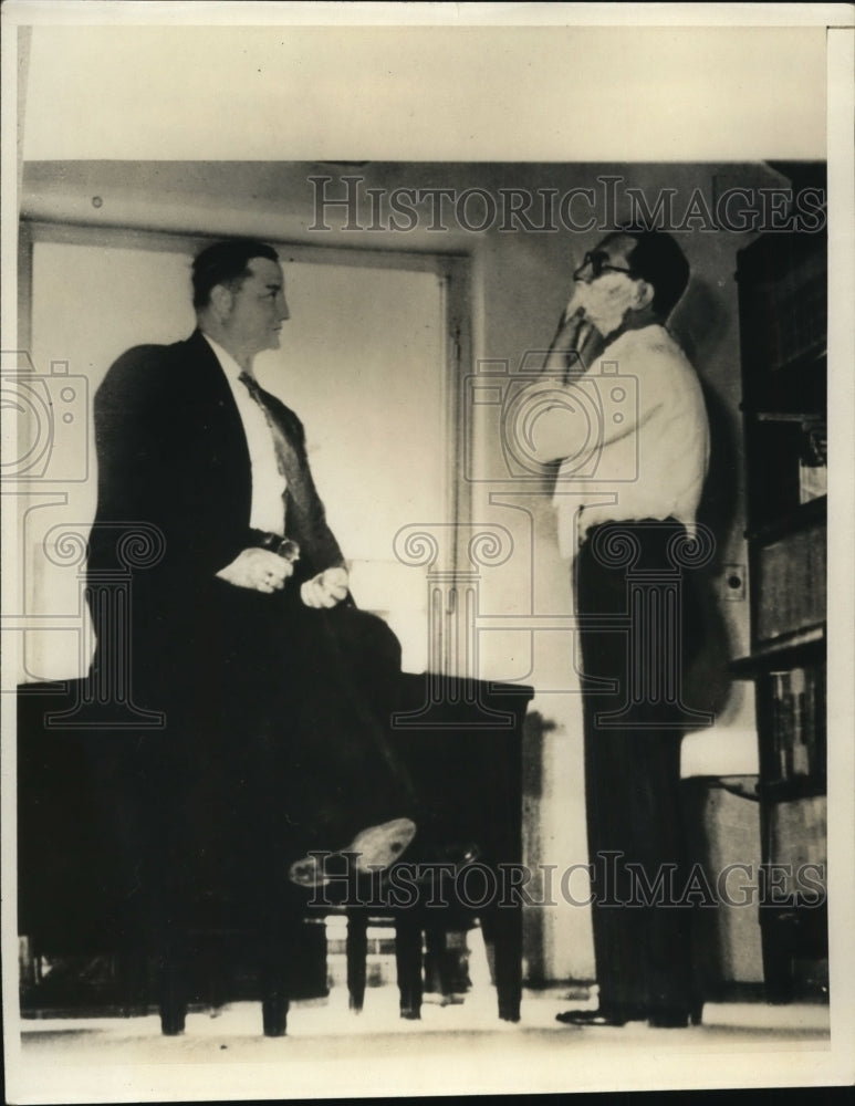 1933 Press Photo Harry Green shaves while Deputy Marshall George de Gorgue