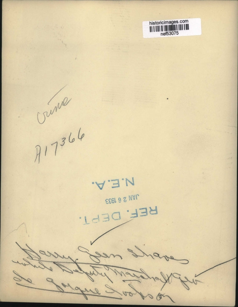 1933 Press Photo Harry Green shaves while Deputy Marshall George de Gorgue