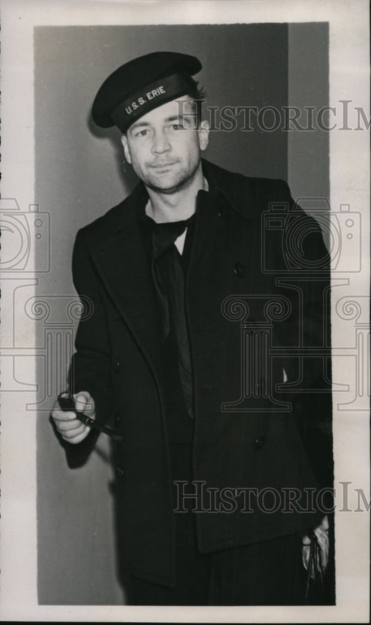 1941 Press Photo Kenneth Snyder at the Federal Building after being arrested