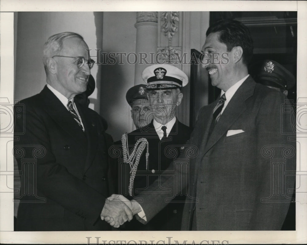 1947 Press Photo President Harry Truman Greets William Leahy at White House