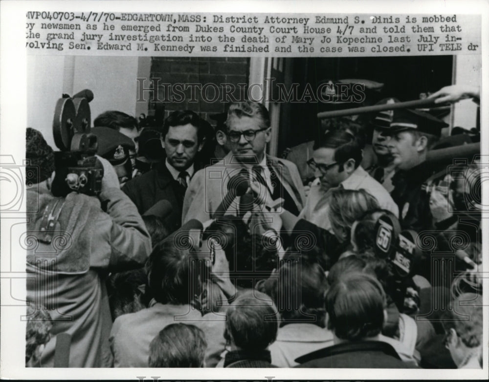 1970 Press Photo Edmund s Dinis Mobbed by Newsmen as he Emerged from Courthouse