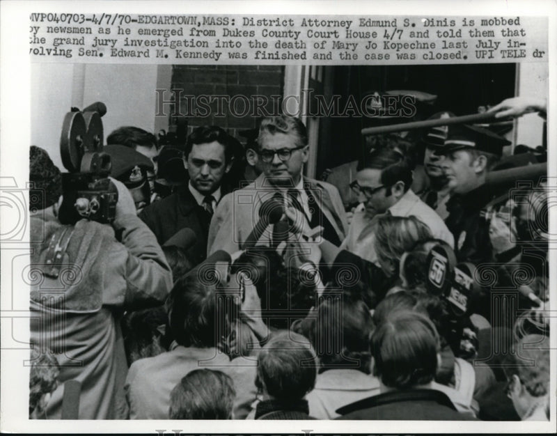 Load image into Gallery viewer, 1970 Press Photo Edmund s Dinis Mobbed by Newsmen as he Emerged from Courthouse
