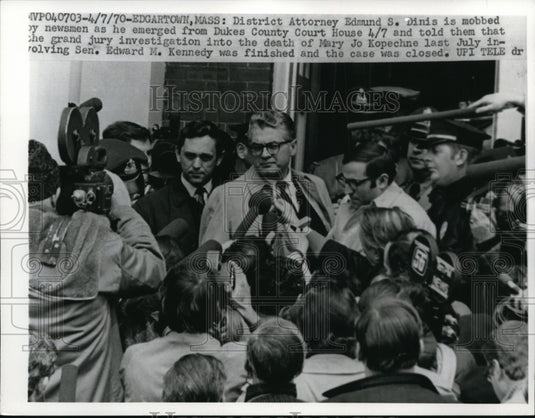 1970 Press Photo Edmund s Dinis Mobbed by Newsmen as he Emerged from Courthouse