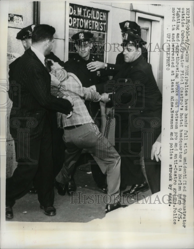 1960 Press Photo New York Demonstrator at Fidel Castro Cuban Premier Hotel