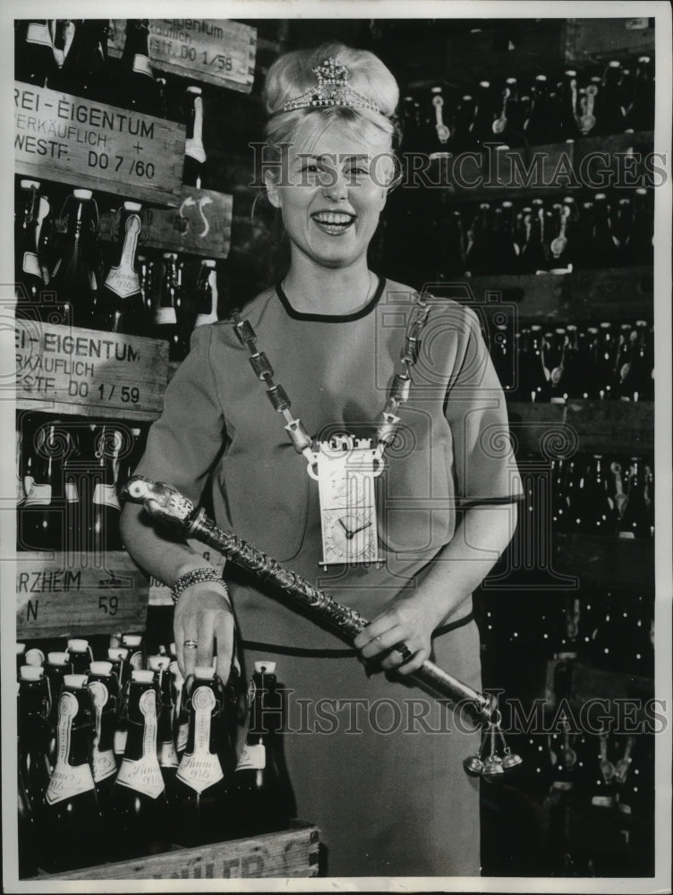 1961 Press Photo Arnoldine Seekichner as Prince of Dueran, West Germany Festival