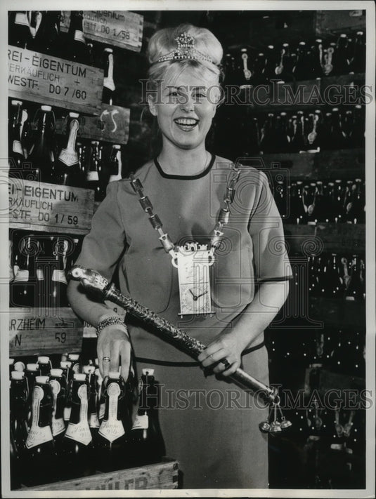 1961 Press Photo Arnoldine Seekichner as Prince of Dueran, West Germany Festival