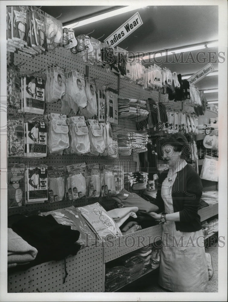 1968 Press Photo Shirley Spencer Cashier at Kroger Cleveland, Ohio - nef53343