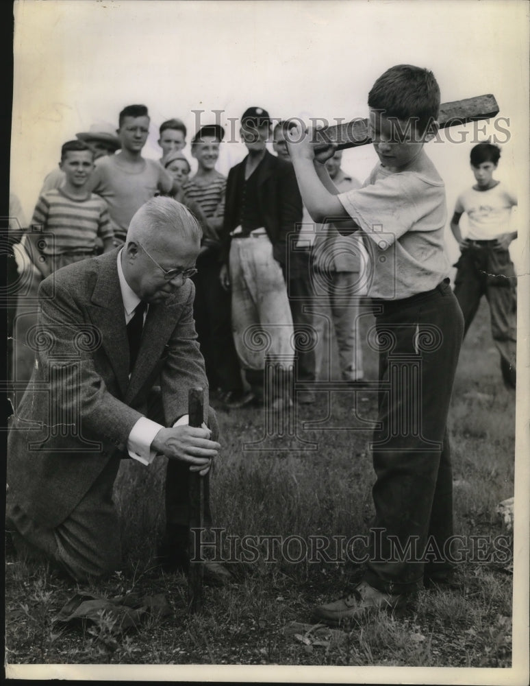 Load image into Gallery viewer, 1943 Press Photo Pat Davitt, George Davis Hammering Stake in Ground - nef53398
