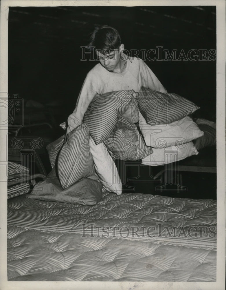 1947 Press Photo Derek Simpson Carrying Pillow - nef53401