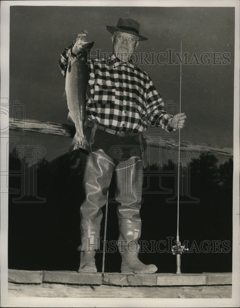 1949 Press Photo George Davis fishing – Historic Images