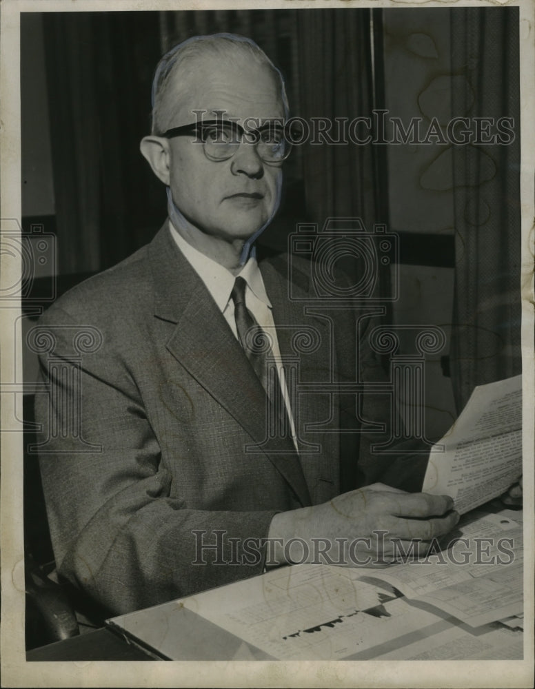Load image into Gallery viewer, 1962 Press Photo David E. Elliott of Cleveland Trust Company - nef53416
