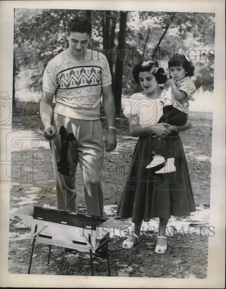 Load image into Gallery viewer, 1951 Press Photo Edward, Valia, Donna Jean Antoniak at Euclid Creek Reservation
