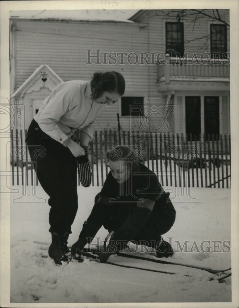 1939 Press Photo Skiiers Florence Olmstead, Jane Stocker - nef53430- Historic Images