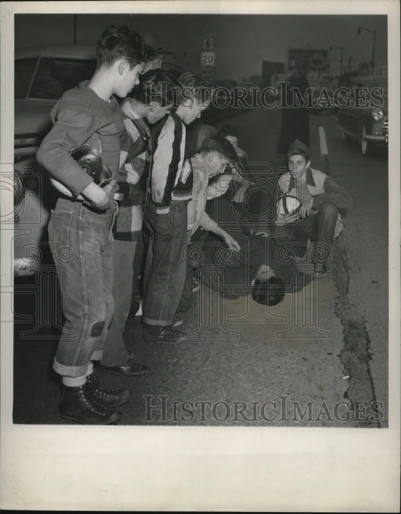 1950 Press Photo Man Injured in Car Wreck - nef53440