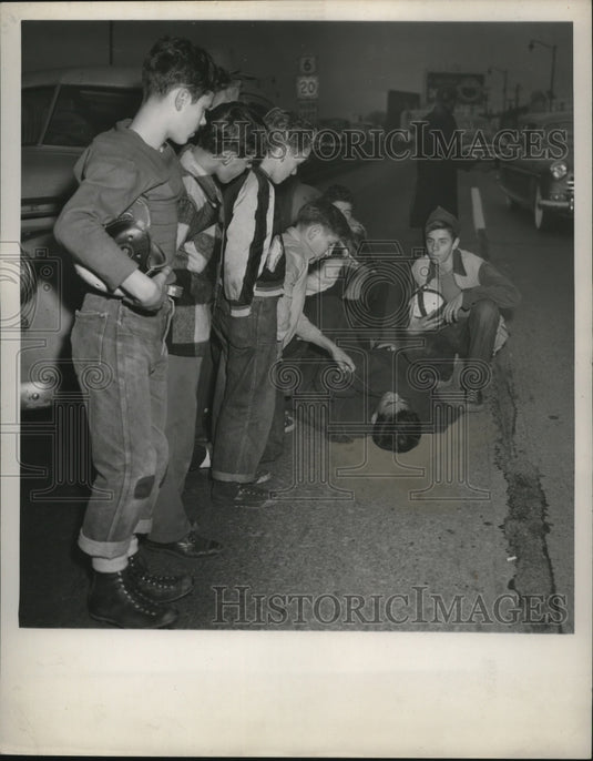 1950 Press Photo Man Injured in Car Wreck - nef53440
