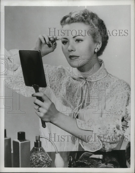 1952 Press Photo Care of eyebrows with tweezers - nef53536