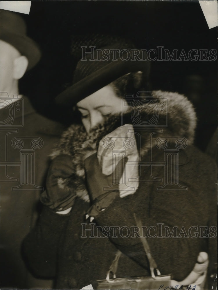 1940 Press Photo Helen Maurine Guida shielding her face from the camera