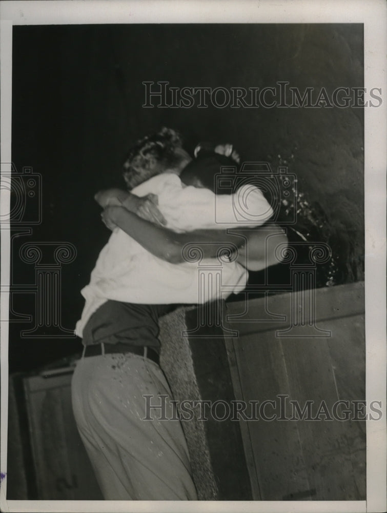 Load image into Gallery viewer, 1936 Press Photo Spouse of Lenora Kight Wingard gives her a big kiss - nef53548
