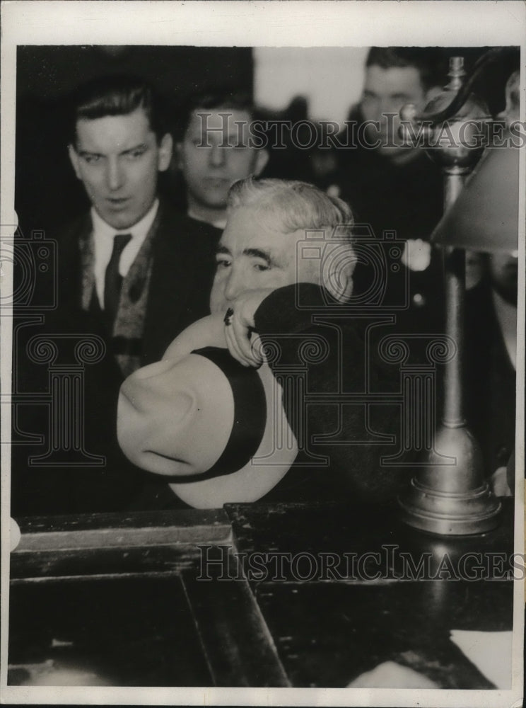 1933 Press Photo Thomas Barrett in court after Emma Gorman commits sucide