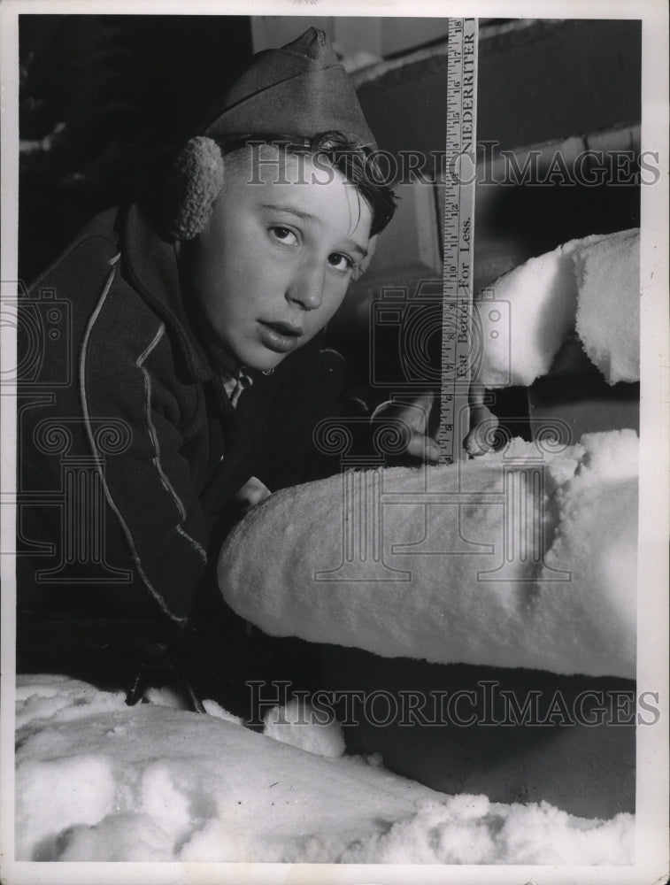 1958 Press Photo Francis Baldnet measuring snowfall on steps - nef53569