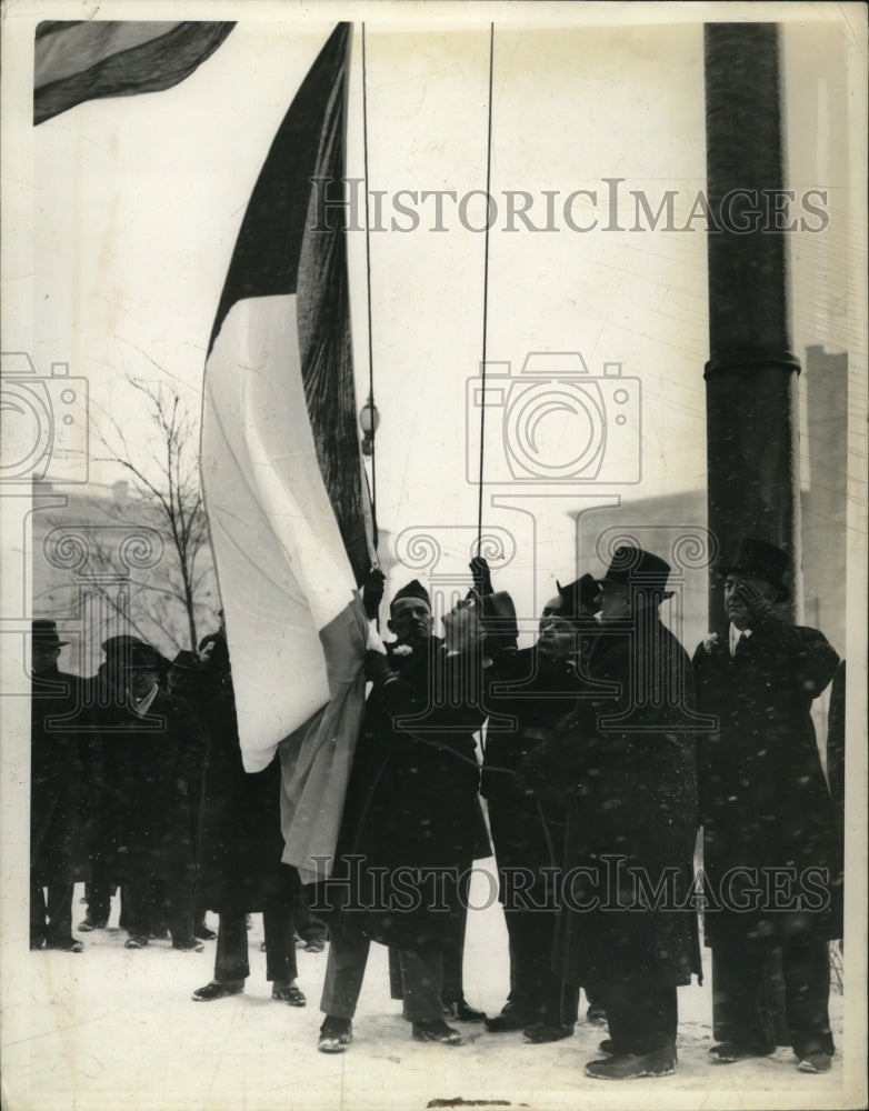 Load image into Gallery viewer, 1941 Press Photo Irish flag being raised in Washington D.C. - nef53587

