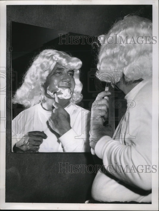 1959 Press Photo Homer Deawester Santa at Eastgate Shaves Prior to Performance