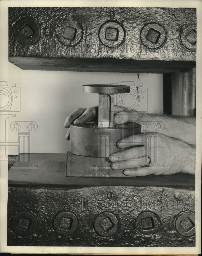 1943 Press Photo Press Squeezes Metal Powders Into Shape of Magnet - nef53597- Historic Images