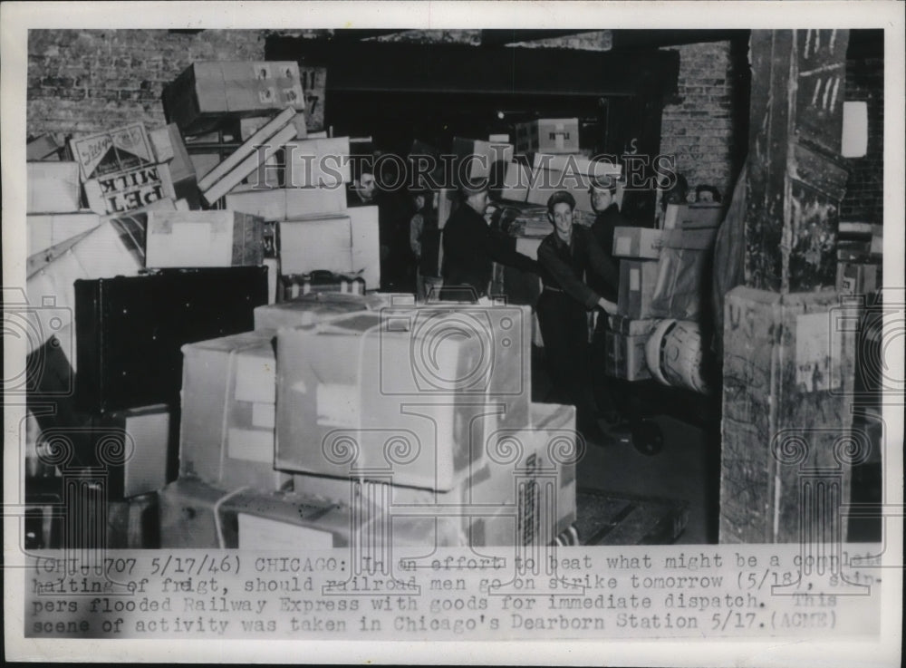 1946 Press Photo Shippers flood Railway Express with goods for prompt dispatch
