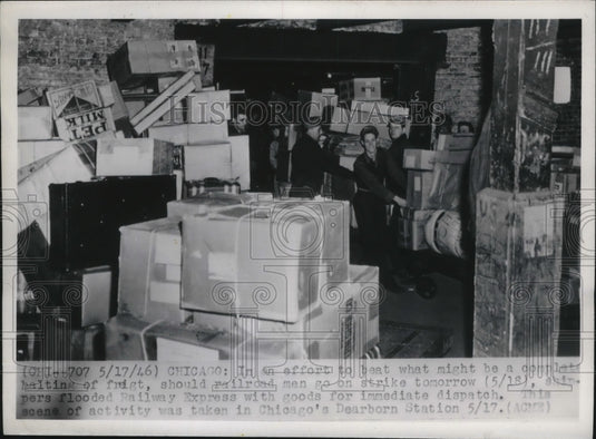 1946 Press Photo Shippers flood Railway Express with goods for prompt dispatch