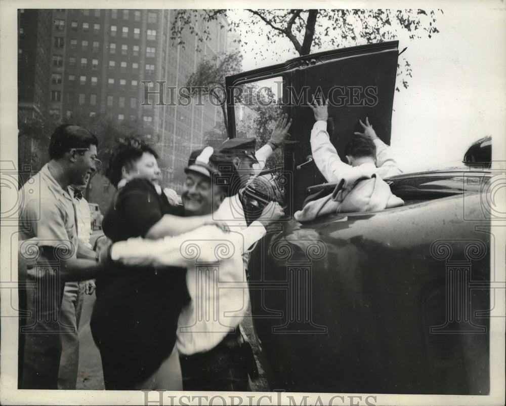 1943 Press Photo Herbert Johnek stands Gutava Seitzinger on the pavement
