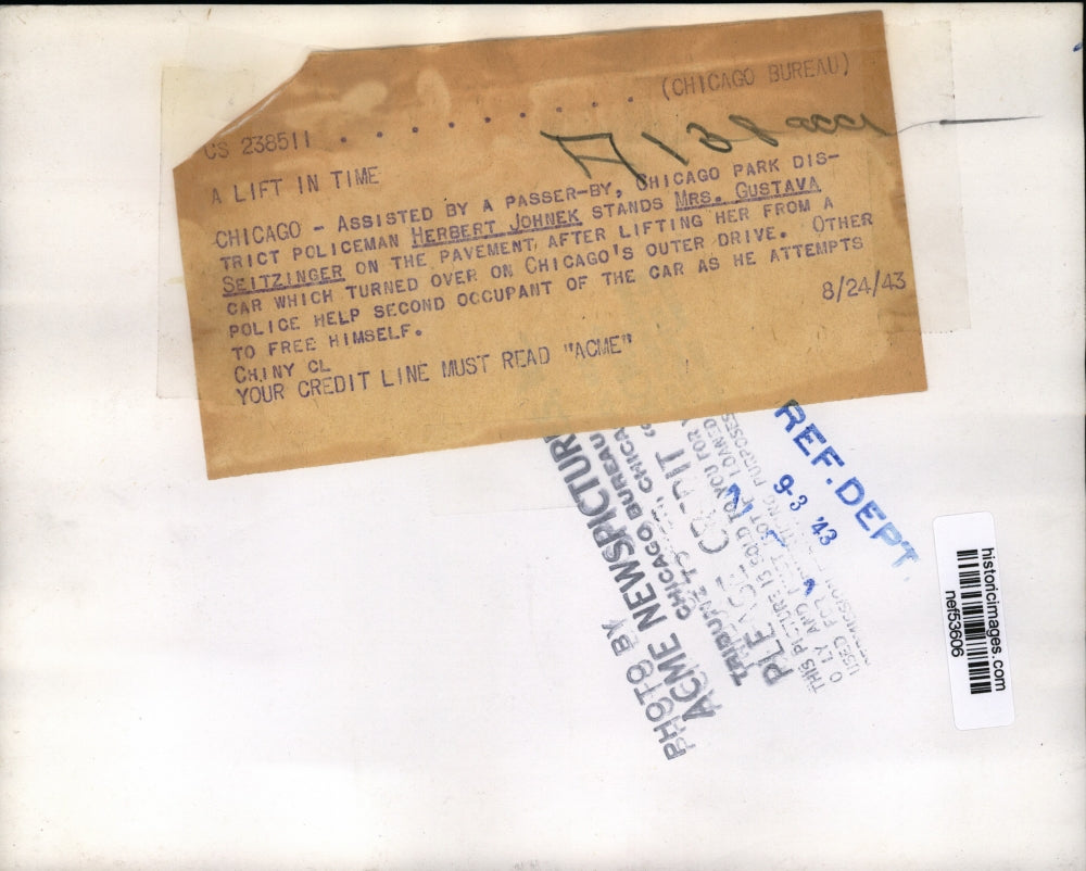 1943 Press Photo Herbert Johnek stands Gutava Seitzinger on the pavement