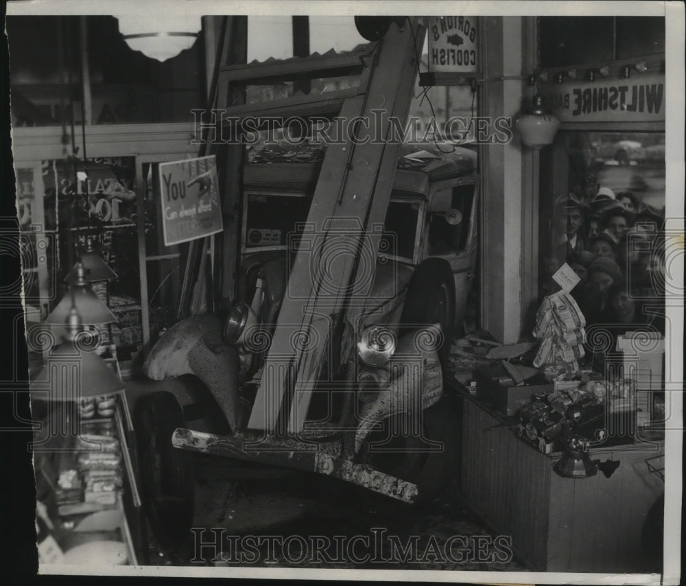 1934 Press Photo Truck Crashed Through Front of Cleveland Meat Market