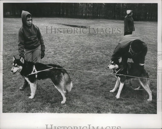 1965 Press Photo Jeffery Clark with "Furlin" Who is Lead Dog in Team - nef53622