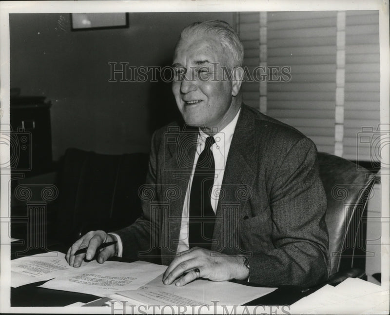 Load image into Gallery viewer, 1952 Press Photo Mayor H. Wilson Jr - nef53629
