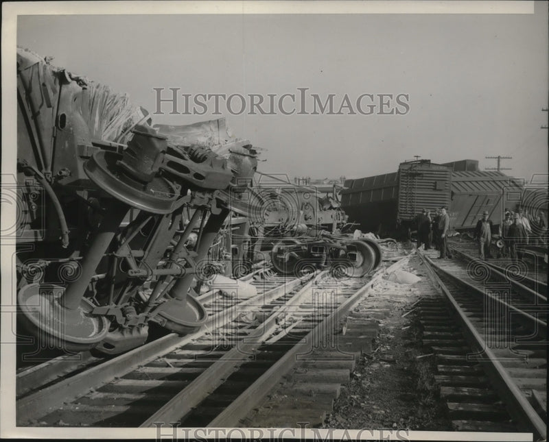 Load image into Gallery viewer, 1940 Press Photo Two killed, one injured in freight train crash - nef53646
