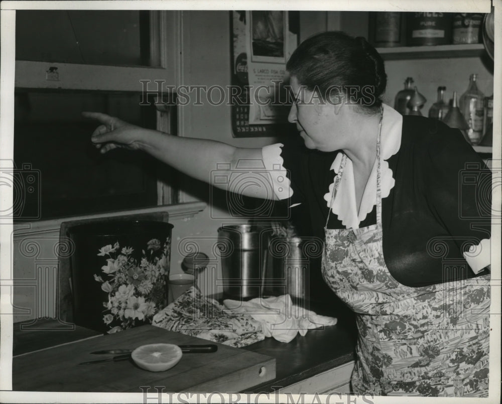 1942 Press Photo Mrs Lawrence Wheeler Points to Japanese Shells Falling- Historic Images