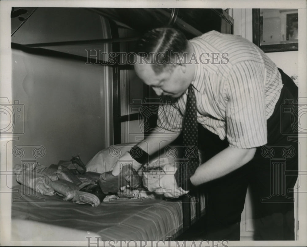 1937 Press Photo Abraham Eisenberg Piled Packages as Fast as They Were Removed