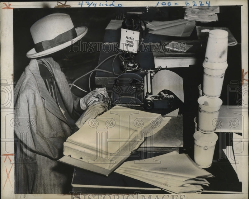 Load image into Gallery viewer, 1943 Press Photo Last known photo of mythical american commentator, John Dupree
