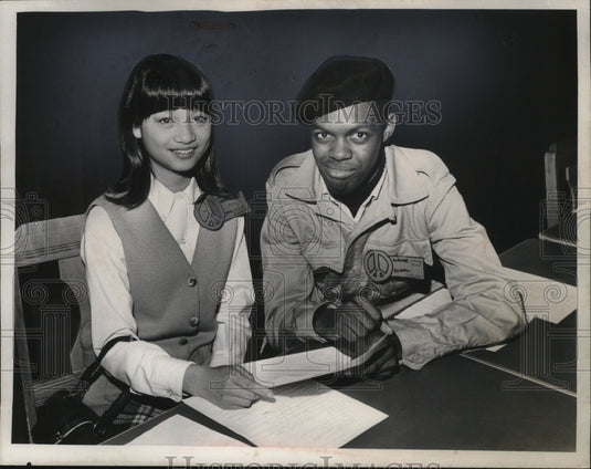 Press Photo High School students Cindy Vallejo and Peter Banks - nef53706