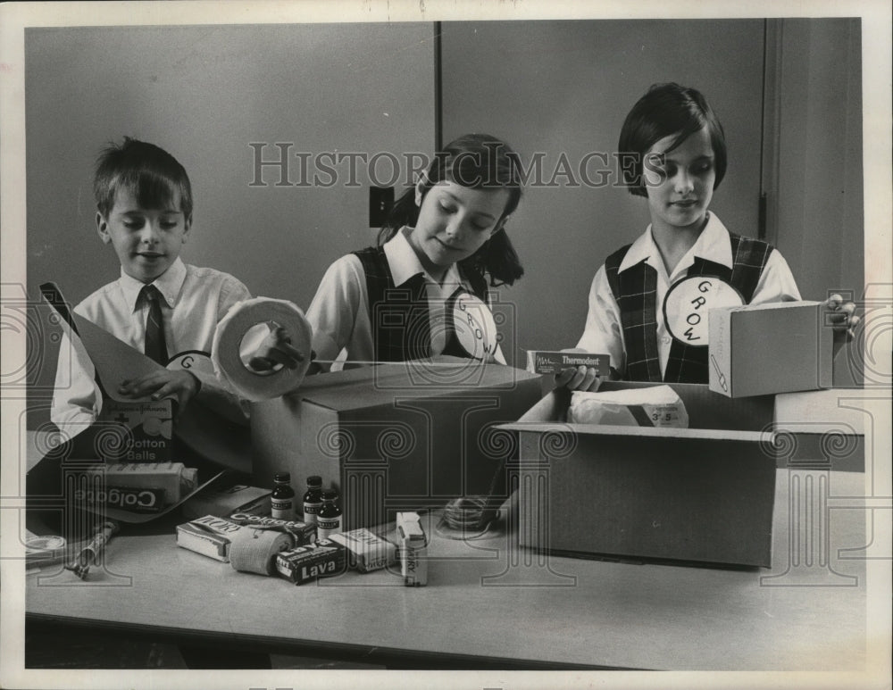 Press Photo Gesu School packages medical supplies and nick-knacks to Vietnam
