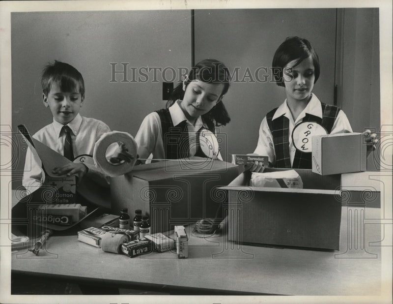 Load image into Gallery viewer, Press Photo Gesu School packages medical supplies and nick-knacks to Vietnam
