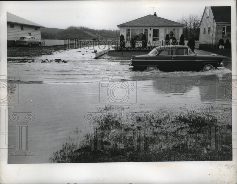 Load image into Gallery viewer, 1961 Press Photo Water from artificial lake in Parma's State Park - nef53711
