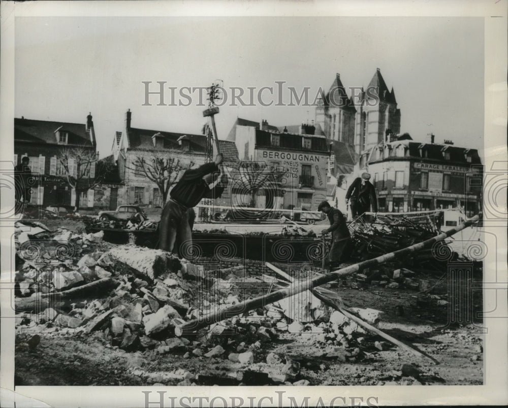 1949 Press Photo Workers in Noyons, France After World War II Bombing- Historic Images