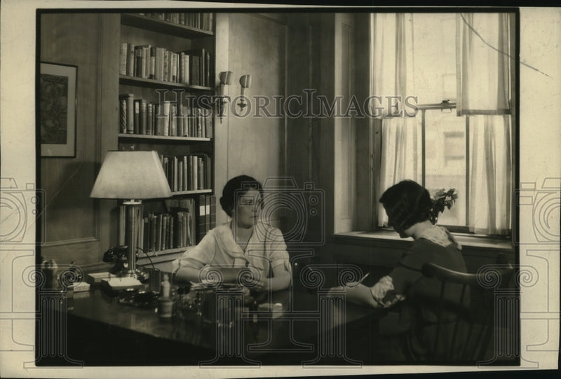 Load image into Gallery viewer, 1932 Press Photo Ruth Murrin, Good Housekeeping Beauty Expert - nef53763
