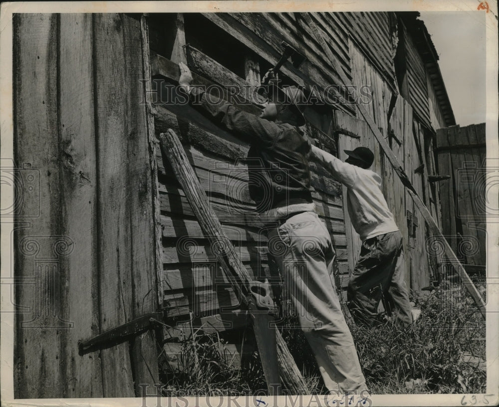 1945 Press Photo Farmers Reinforce Abandoned Barn for Wheat Storage - nef53765
