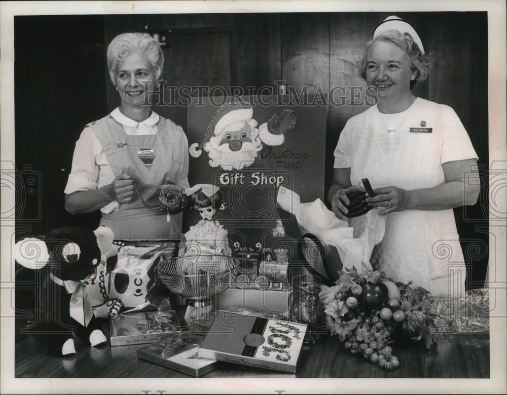 Press Photo Volunteer with Nurse at Christmas Gift Shop - nef53779