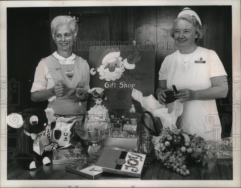 Load image into Gallery viewer, Press Photo Volunteer with Nurse at Christmas Gift Shop - nef53779
