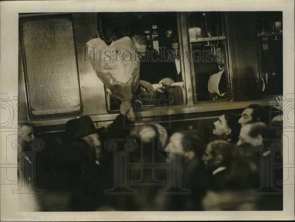 1931 Press Photo French Ministers Hailed on Departure for State Visit to Berlin