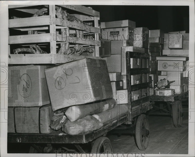 Load image into Gallery viewer, 1952 Press Photo Railway Express Freight at Union Terminal During Strike

